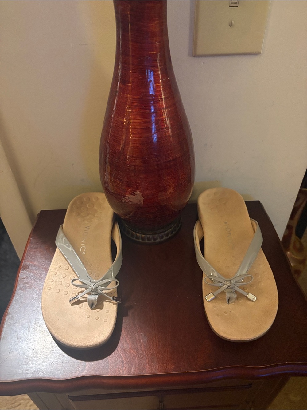Vionic Light Silver Bow Thong Sandals